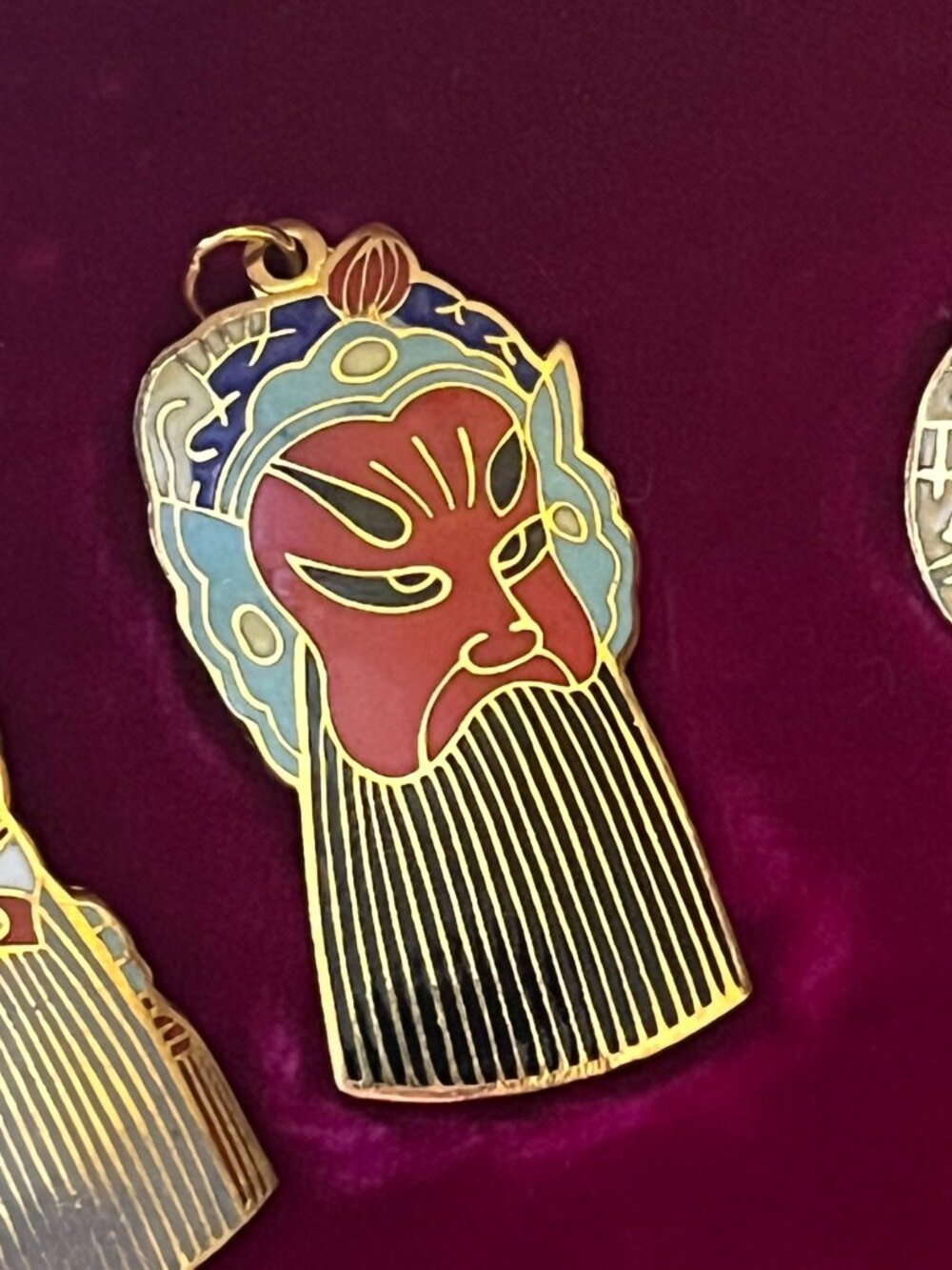 🎭Rare Vintage Enamel & Brass Chinese Opera Mask Pendant Set – Orig Brocade Box - Picture 4 of 16